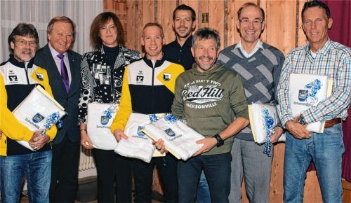 Die geehrten Sportler: Rainer Leyendecker (von links), Bürgermeister Dr. Karl Dürner, Gina Schmid-Dressel, Christian Jakob, Stephen Schöndorf, Hans Sextl, Günther Weitzer und Stephen Schöndorf.Foto  tf