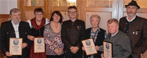 Die Geehrten (von links): Dismas Drexler, Christa Bichlmeyer, Rosalie Redl, Klaus Hoffmann, Lisbeth Brenner und Eduard Hof mit Schützenmeister Reinhold Bichlmeyer. Foto sedlbauer
