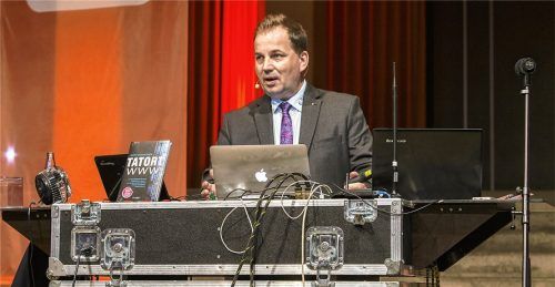 Die Gefahren aus dem Internet und Gegenmaßnahmen speziell für Unternehmen stellte der Profi-Hacker undIT-Sicherheitsexperte Götz Schartner beim 1. Wirtschaftsforum der Kreissparkasse Traunstein-Trostberg in Traunstein vor. Mit 200 Teilnehmern signalisierte die regionale Wirtschaft reges Interesse am Thema. Fotos eff