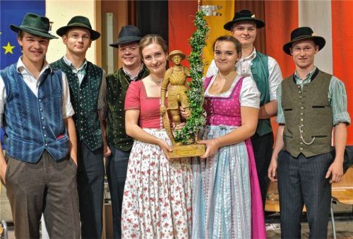 Die Gewinner aus dem Chiemgau, die Fellner Tanzlmusi: (von links) Martin Wellinger (Inzell, Tuba), Jonas Wirnshofer (Erlstätt, Flügelhorn), Felix Ederer (Vachendorf, Flügelhorn), Annemarie Anfang (Siegsdorf, Harfe), Barbara und Franz Eckart (Vachendorf, Bariton und Ziach) und Niklas Wirnshofer (Erlstätt, Tenorhorn) mit ihrem Lindl.Foto fkr