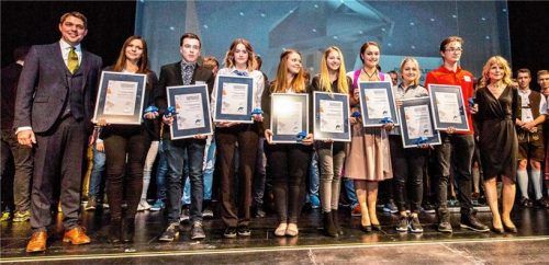 Die Gewinner des diesjährigen Chiemgauer Wirtschaftspanthers auf der Bühne des Traunreuter Kulturzentrums k1 mit Landrat Siegfried Walch (ganz links). Fotos eff