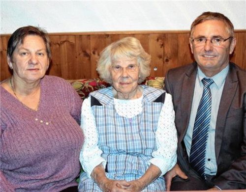 Die Glückwünsche der Gemeinde überbrachte Bürgermeister Michael Hausperger, vom Pfarrgemeinderat gratulierte Christine Gossert.Foto fma