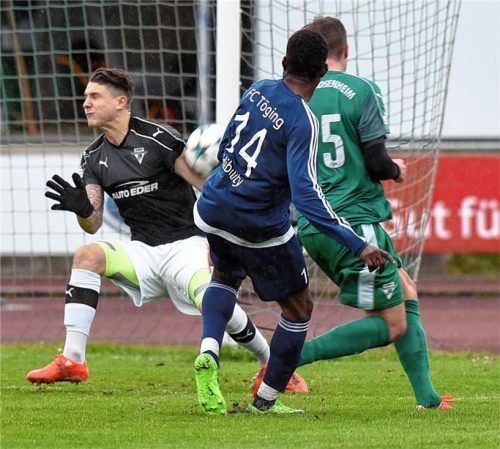 Die größte Töginger Chance durch Goalgetter Endurance Ighagbon vereitelte Sportbund-Torwart Nico Merz, der lange stehen geblieben war.Foto Ziegler