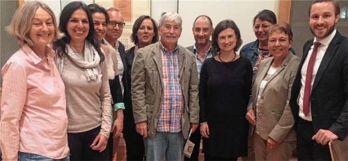 Die Gründungsmitglieder des Fördervereins Fairtrade-Stadt Rosenheim (von links): Daniela Dieckhoff, Judith Kley-Stephan, Verena Weindel, Robert Metzger, Maria Förg, Georg Schmid, Thomas Frank, Andrea Michael, Gertraud Pfaffeneder als Vertreterin der Stadt Rosenheim, Dr. Beate Burkl und Daniel ArtmannFoto re