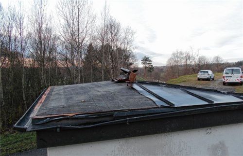 Die Hälfte ist weg: Brachial haben bislang Unbekannte das Kupferdach eines Betriebsgebäudes der Innkraftwerke beim Heber Rausching demontiert und gestohlen.