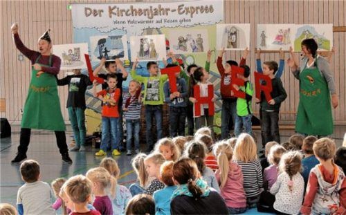 Die Holzwürmer „Bohris und Bohra“ waren Reiseleiter des „Kirchenjahr-Express“.Foto strim