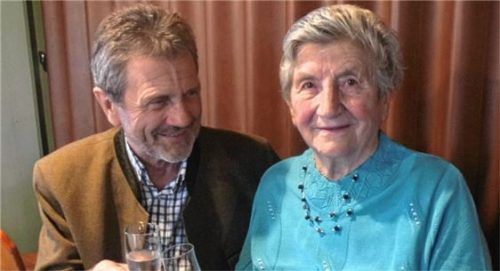 Die Huber Resi feierte ihren 90. Geburtstag. Zu den Gratulanten gesellten sich auch Bürgermeister Jakob Bichlmaier, die Pfarrei und der Seniorenclub.Foto fim