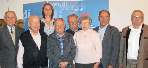 Die Jubilare für 70-, 60- und 50-jährige Mitgliedschaft: Karl Gerhart aus Tüßling, Konrad Brummer aus Annabrunn, DGB-Kreisvorsitzende Jasmin Geltinger, Anton Lindner aus Mühldorf, Walter Strasser aus Tüßling, Rosemarie Mitschke-Schindler aus Altötting, Franz Xaver Reiser aus Steinkirchen und DGB-Ortsvorsitzender Thomas Rebel (von links). Foto  re