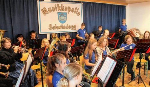 Die Jugendkapelle Schwindegg lädt die Bevölkerung zu ihrem Konzert in die Aula der Volksschule Schwindegg ein. Foto tf