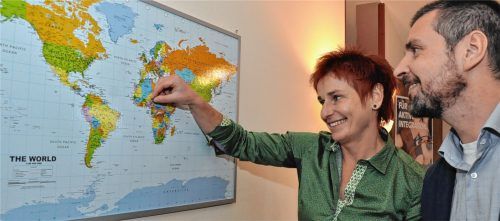 Die Klienten kommen vor allem aus Nigeria, Syrien, Somalia, Afghanistan und dem Iran. „Und manchmal“, sagen Gabi Lifka und Joachim Wetzky, „müssen auch wir die Weltkarte bemühen, weil wir nicht genau wissen, welche Länder an Westsahara grenzen.“Foto ha