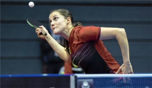 Die Kolbermoorerin Sabine Winter fokussiert den Ball beim Aufschlag. Foto  teinbrenner