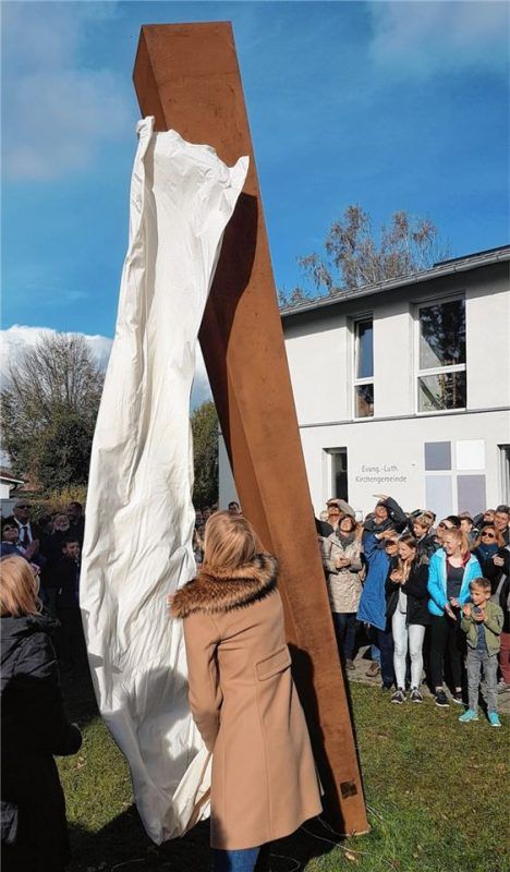Die letzte Hülle fällt: Der „Cuneus 1517“, geschaffen von Ute Lechner und Hans Thurner, vor der Christuskirche verweist auf die Durchschlagskraft der Reformation und auf ihre Grundsätze. Foto Rieger