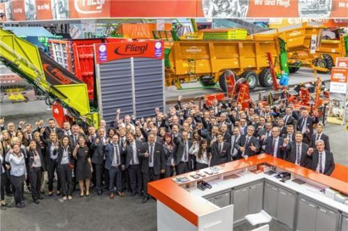 Die Messeteilnehmer von Fliegl Agrartechnik und vom Fliegl Agro-Center beim Abschied von der Hannoveraner Messe. Im Hintergrund der „Büffel“.Foto re