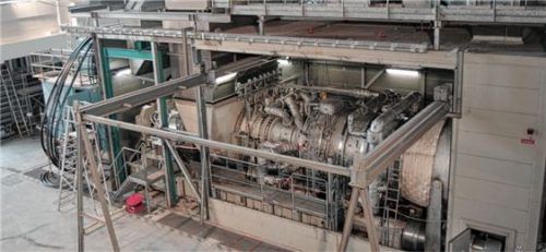 Die neue Gasturbine an ihrem Einsatzort im Kraftwerk des Chemieparks Gendorf. Foto re