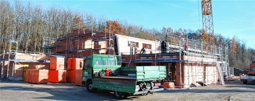 Die neue Kinderkrippe an der Ahamer Straße wächst schnell in die Höhe. Ab September 2018 soll diese Einrichtung fertig werden. Foto  sb