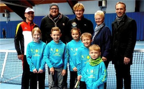 Die neue Tennisschule legt das Augenmerk besonders auf Kinder und Jugend; das Foto zeigt (hinten von links): Johann Kreidl, Emil Kirchmeier vom Tennisvorstand, Roman Bressel, Inge Schnabl und Robert Pötzsch als Vertreter der Stadt.Foto  fis