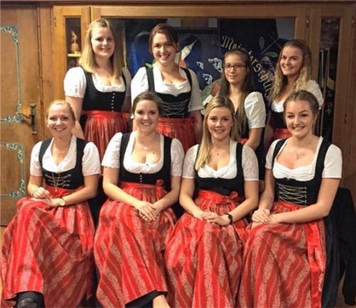 Die neue Vorstandschaft der Göttinger Dirndl (vorne von rechts):  Lisa Mayer, Nicole Ellmayer, Magdalena Mayer und Luisa Zeier sowie (hinten von rechts) Madalena Peinhofer, Andrea Gruber, Sarah Sonnauer und Ramona Karmann.