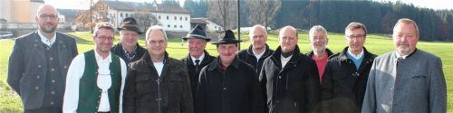 Die neue Vorstandschaft (von links): Bernhard Fordermeyr, Stefan Mayer, Peter Arringer, Georg Zollner, Willi Zenger, Georg Hainz, Franz Unterpointner, Rudi Otte, Bernhard Westermeier, Georg Kierner und Bürgermeister Josef Huber.Foto  Plank