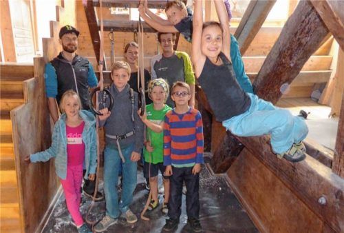 Die neuen Mitglieder im „Rock&Bloc-Team“ mit ihren Trainern. Damit trainieren nun knapp 50 Kinder regelmäßig mindestens zweimal pro Woche altersgemäß und leistungsorientiert in vier Gruppen, auch in Kooperation mit dem Kletter-Stützpunkt des Sebastian-Finsterwalder-Gymnasiums. Foto re