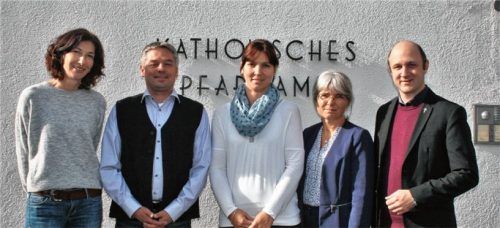 „Die Neuen“ Sylvia Pöschl, Pirmin Willmann, Renate Hainz, Karin Scheitzeneder und Pfarrer David Mehlich.Foto auer