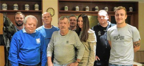 Die neugewählte Vorstandschaft des Löwenfanclubs.Foto hus