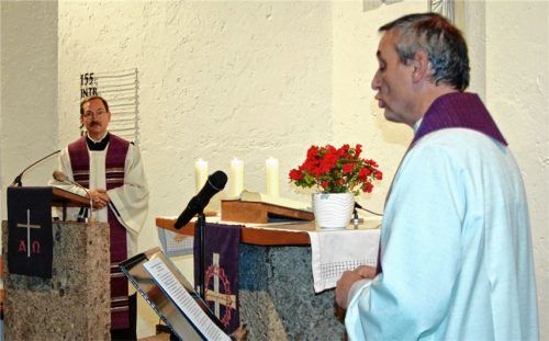 Die Pfarrer Andreas Strauß (rechts) und Ernst Kögler bei ihrer Dialogpredigt.Foto Schlierbach
