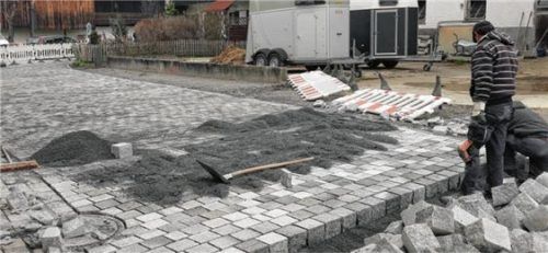 Die Pflasterarbeiten am Dorfplatz sind fast fertig. Foto re