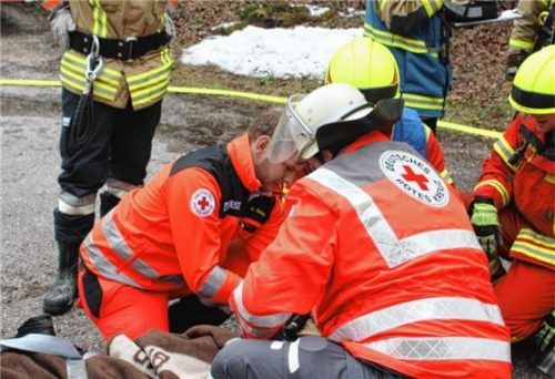Die Rotkreuz-Rettungskräfte leisten jedes Jahr eine Vielzahl an Einsätzen, um Opfern von Unfällen im Straßenverkehr zu helfen. Foto  bayerisches Rotes Kreuz