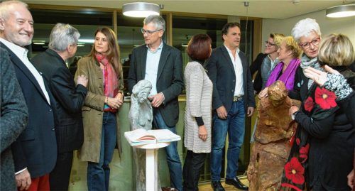 Die Schauspieler Sepp Schauer, Corinna Binzer und Marcus Grüsser im Gespräch mit Bürgermeister Philipp Bernhofer und Mitgliedern des „KunstKreises“.Foto berger