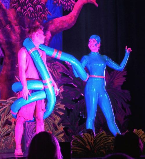 Die Schlange Kaa hat Appetit auf Mogli, das Menschenkind.Fotos kob