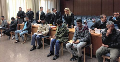 Die sieben Angeklagten aus Pakistan gestern beim Prozessbeginn am Landgericht Traunstein. Foto auer