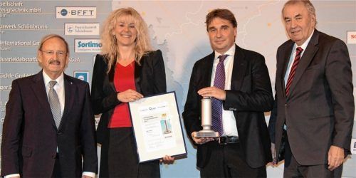 Die Sieger der Kategorie „Handel“: Laudator und Landtagsvizepräsident Reinhold Bocklet gratulierte, Angela und Peter Eder, Geschäftsführer der Eder GmbH, zum Preis. Neben ihnen Hans Spitzner, Präsident des Europäischen Wirtschaftsforums (von links). Foto re