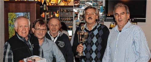 Die Sieger der Mannschaftswertung (von links): Willi Oberland, Bernhard Beck (Abteilungsleiter Kegeln), Rudi Schatz, Helmut Maier und Peter Nerbl.