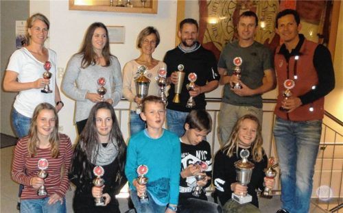 Die Sieger des Feldkirchner Fünfkampfs mit ihren Pokalen.