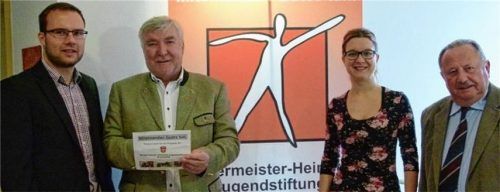 Die Spenden, die bei seiner Geburtstagsfeier eingegangen waren, überreichte Franz Heinritzi (Zweiter von links) an Zweiten Bürgermeister Klaus Christoph (rechts), Angelina Probst und Kämmerer Michael Lindner.