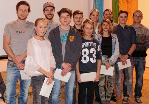 Die Sportler wurden von Bürgermeister Hajo Gruber im Rahmen der Bürgerversammlung geehrt.Foto hoffmann