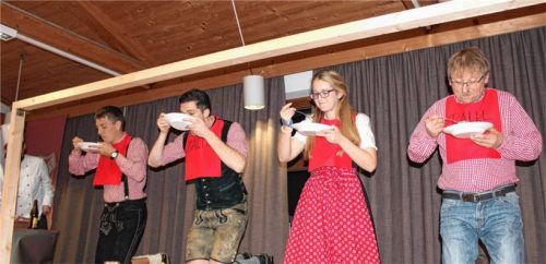 Die Suppe schien den meisten noch zu schmecken, das Problem waren eher die Löcher in den Löffeln. Fotos  re