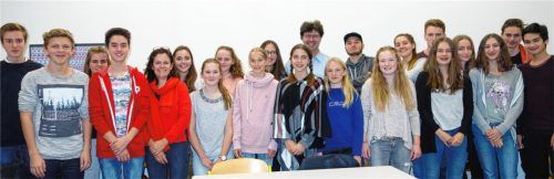 Die Teilnehmer der „Langen Nacht der Mathematik“ mit ihren Lehrern Monika Zebhauser (Fünfte von links) und Thomas Weizbauer (hinten Mitte).Foto re
