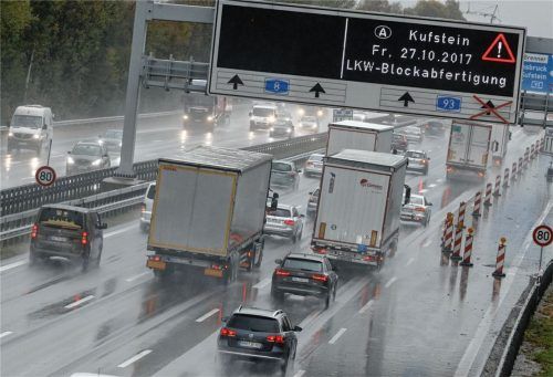 Die Tiroler machen ernst: Die Lkw-Blockabfertigung an der Grenze bei Kufstein sorgte auf der A8 für lange Rückstaus.Foto dpa