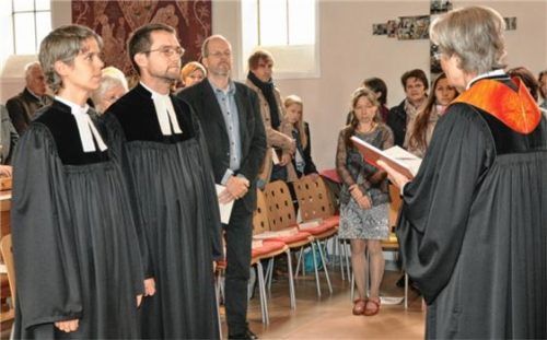 Die Vakanz hat ein Ende: Dekanin Hanna Wirth (rechts) hat das Pfarrersehepaar Dr. Julia Offermann und Dr. Dietrich Klein in einem feierlichen Gottesdienst eingeführt.Foto re
