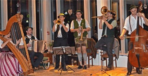 Die vier jungen „Stommtischsänger“ aus dem tirolischen Brandenberg (links) wurden einige Male von Toni Hornsteiner (Zither) und Christoph Kriner (Kontragitarre) begleitet.Foto wak