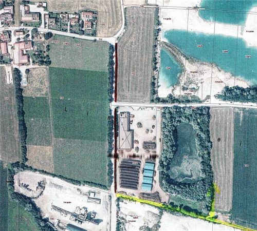 Die von einem Bürger gewünschte verbesserte Radwegeverbindung bei Noderwiechs (rot) mit einer Breite von 2,50 Metern ist nicht im Eigentum der Gemeinde, sondern Privat- beziehungsweise Landkreisgrund. Prinzipiell wäre ein Anschluss nahe des Biotops denkbar (gelb). Die Geh- und Radwege-Thematik soll im Zuge einer Überplanung des Kiesgrubengeländes in Angriff genommen werden.