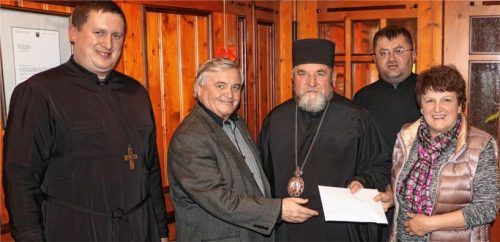 Die Vorsitzenden des Helferkreises, Katharina Schmid und Fritz Tischner (Zweiter von links), übergeben 3000 Euro an Wassyl Semenjuk (Mitte), Pater Vasyl Shafran (links) und Pater Volodymyr Firman. Foto Rehberg