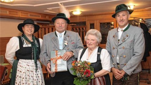 Die Vorstände Beate Rücker (links) und Hubert Mittermeier (rechts) gratulieren Siegfried Hinterberger für 50 Jahre und Katharina Meyer für 60 Jahre Vereinsmitgliedschaft.
