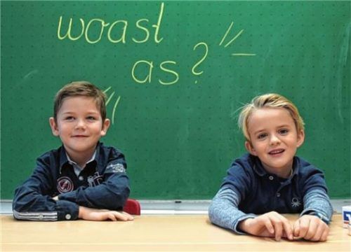 Die zwei kennen sich aus: Niklas (links) und Bennet (rechts) sind echte Profis, wenn es um die Bank geht.