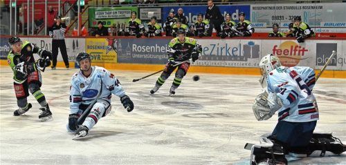 Diesen Schuss von Maxi Vollmayer (links) lenkte Deggendorfs Goalie Brenner noch an die Latte.Fotos Ziegler