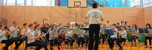 Dirigent Daniel Gebauer mit der Jugendkapelle Schwindegg beim Wertungsspiel in der Germeringer Turnhalle.