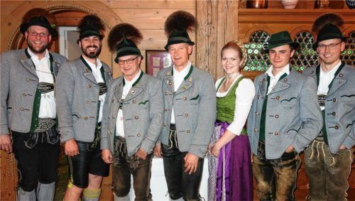 „Dö Koasawinkla“ haben ihre Vorstandschaft neu gewählt: (von links) Vorsitzender Hans Bauhofer, die Stellvertreter Roland Klein, Graz Mühlberger und Michael Neumaier, Schriftführerin Marina Obertanner, Vorplattler Andreas Speicher und Kassier Dominik Landenhammer.Foto  hauser