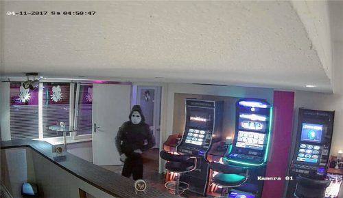 Dokument eines Überfalls: Um 4.50 Uhr betrat der Täter am Samstagmorgen die Spielothek in Bruckmühl. Wer kennt den Mann mit der weißen Maske? Foto fkn