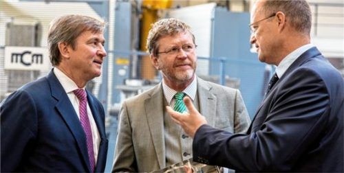 Dr. Michael Haidinger, Präsident von Boeing Deutschland mit Bayerns Staatsminister Dr. Marcel Huber und RolfPhilipp, Eigentümer und Geschäftsführer der Aircraft Philipp Group (von links) gestern in Übersee. Foto eff